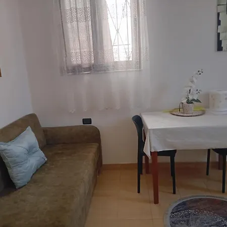 Dibra Near Center Of Hotel